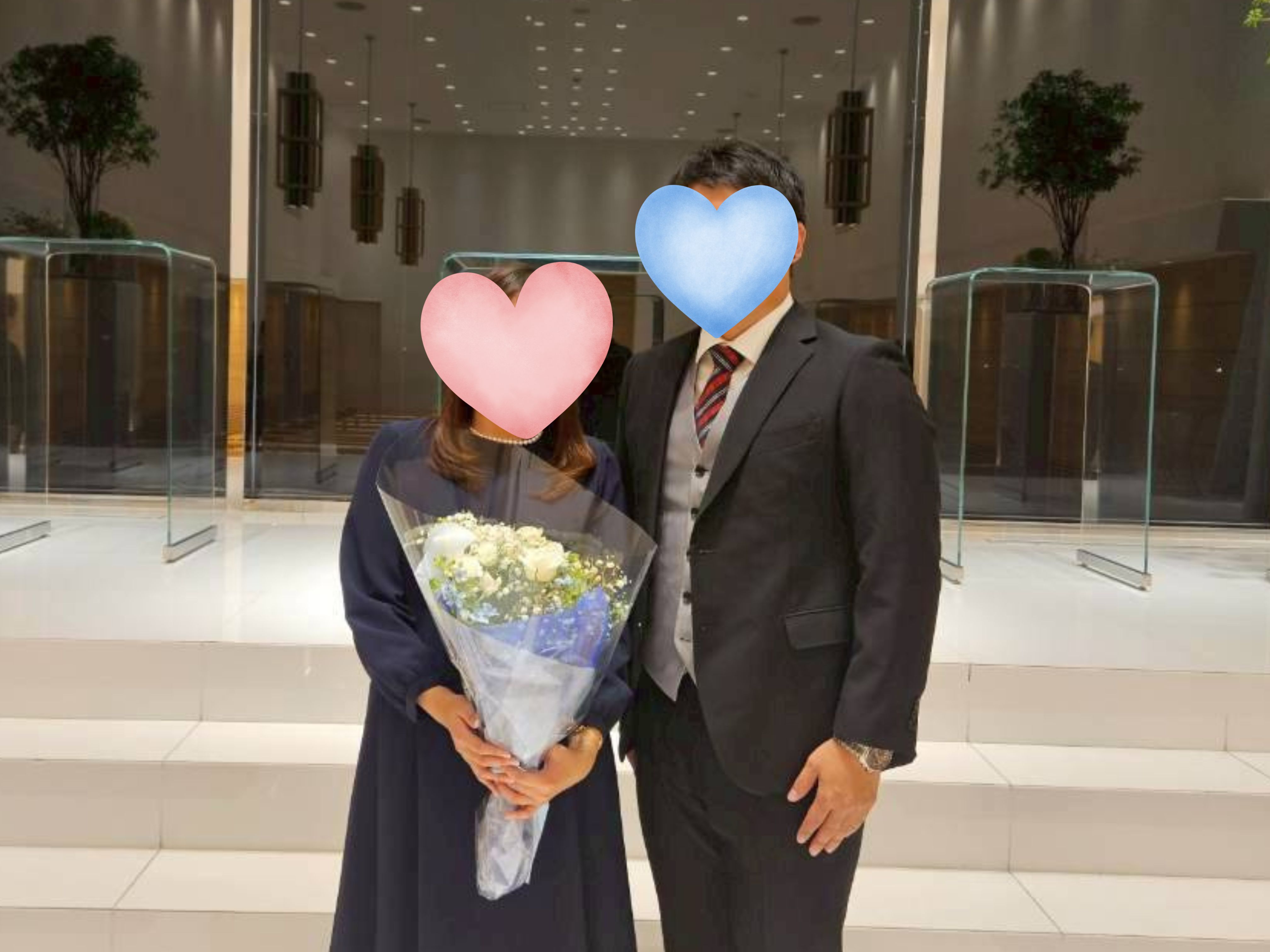 花束を手に成婚されたM様とお相手|ウェルフィット結婚相談所