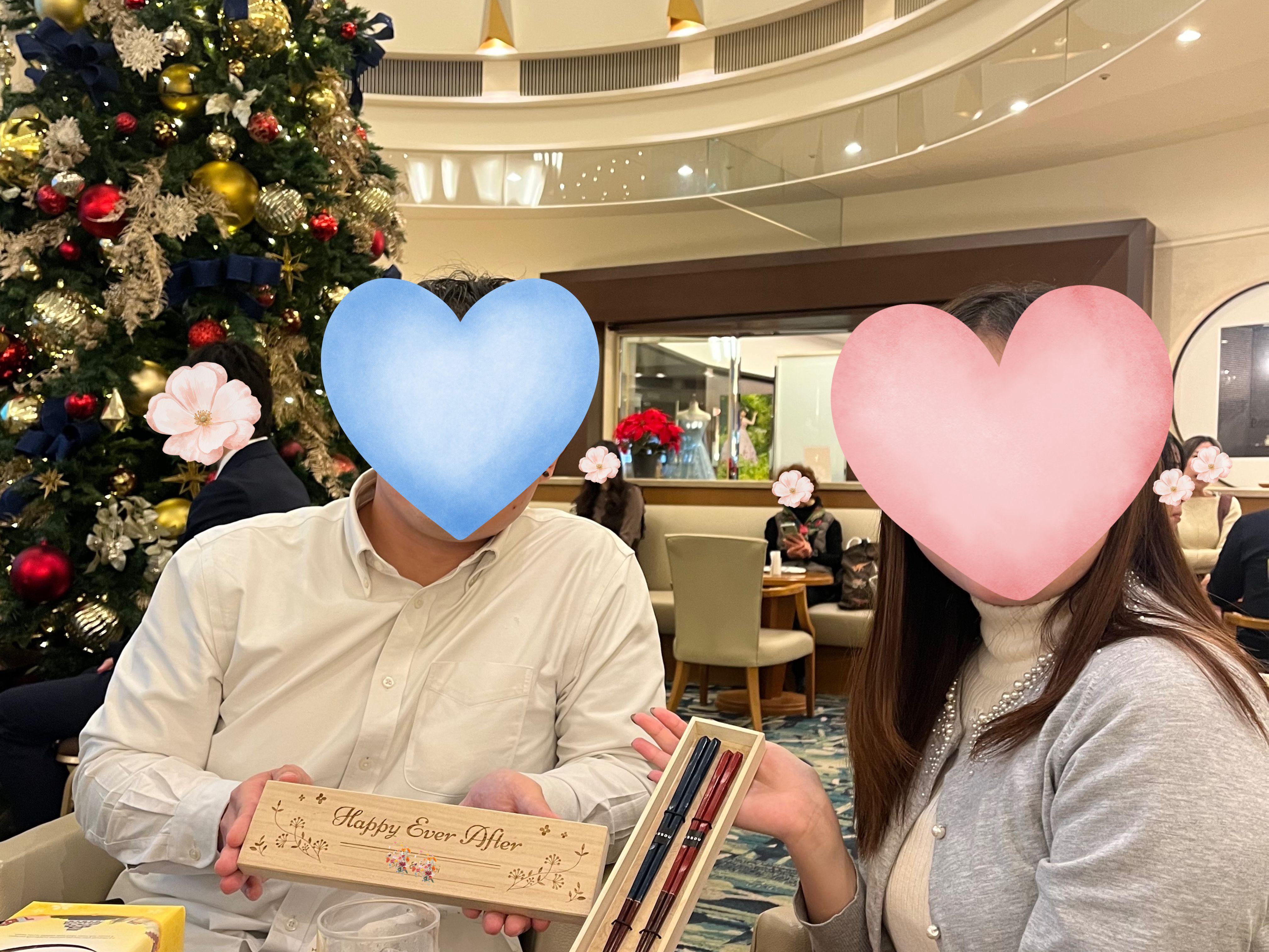成婚お祝いの記念品を受け取るM様とお相手|ウェルフィット結婚相談所